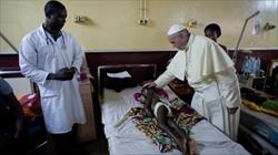 LA CONMOVEDORA VISITA DEL PAPA FRANCISCO A UN HOSPITAL PEDIÁTRICO EN ÁFRICA