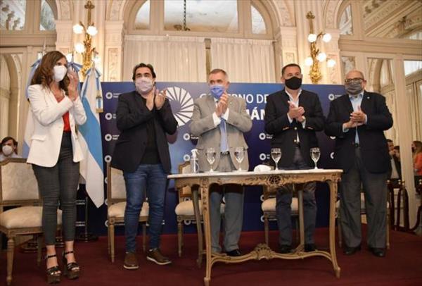 Jaldo anunció un bono de $40 mil para los trabajadores estatales Jaldo anunció un bono de $40 mil para los trabajadores estatales