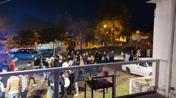 La Policía y el IPLA desalojaron una fiesta multitudinaria en Yerba Buena La Policía y el IPLA desalojaron una fiesta multitudinaria en Yerba Buena