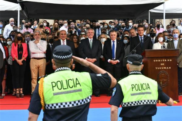 El Presidente encabezó la entrega de 100 camionetas para la Policía de Tucumán El Presidente encabezó la entrega de 100 camionetas para la Policía de Tucumán